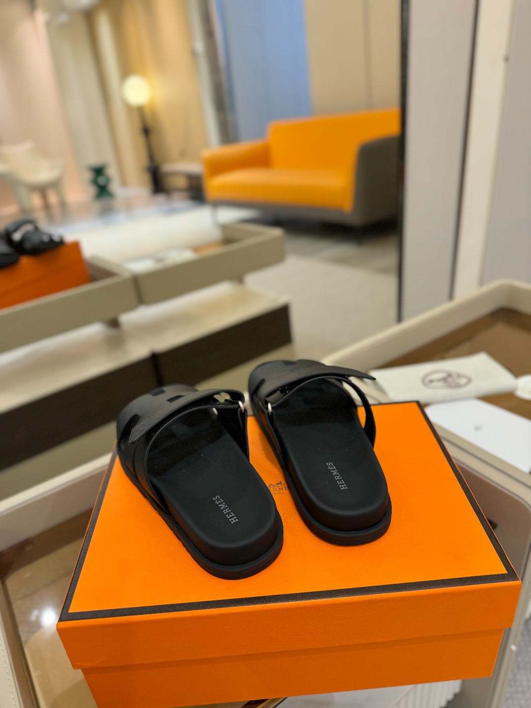 
  Hermes 
 H家chypre二舅鞋H型魔术贴平底新款凉鞋拖鞋
 ZP购入，顶级原单品质，市面