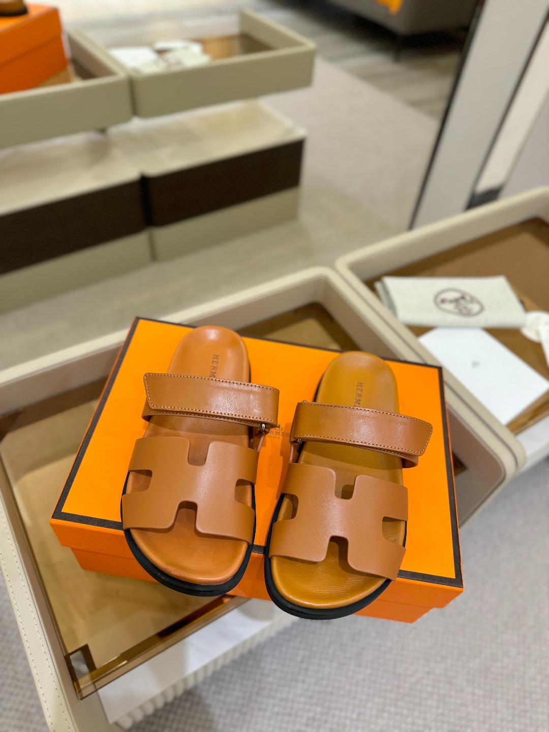 
  Hermes 
 H家chypre二舅鞋H型魔术贴平底新款凉鞋拖鞋
 ZP购入，顶级原单品质，市面