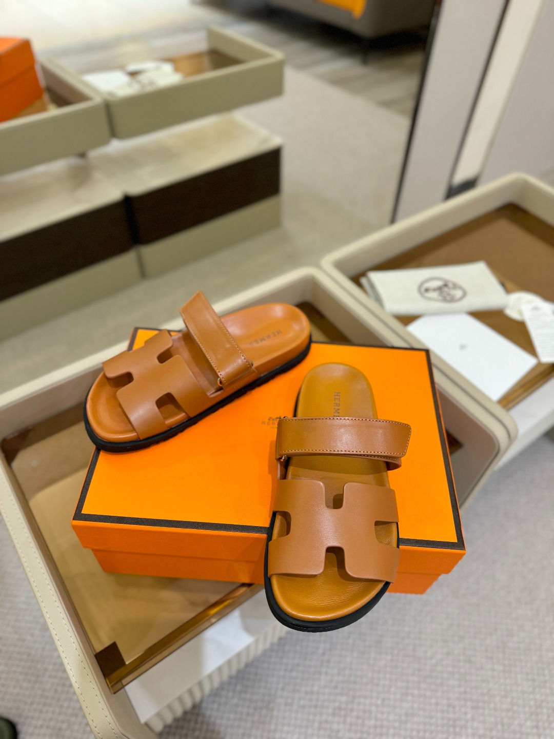 
  Hermes 
 H家chypre二舅鞋H型魔术贴平底新款凉鞋拖鞋
 ZP购入，顶级原单品质，市面