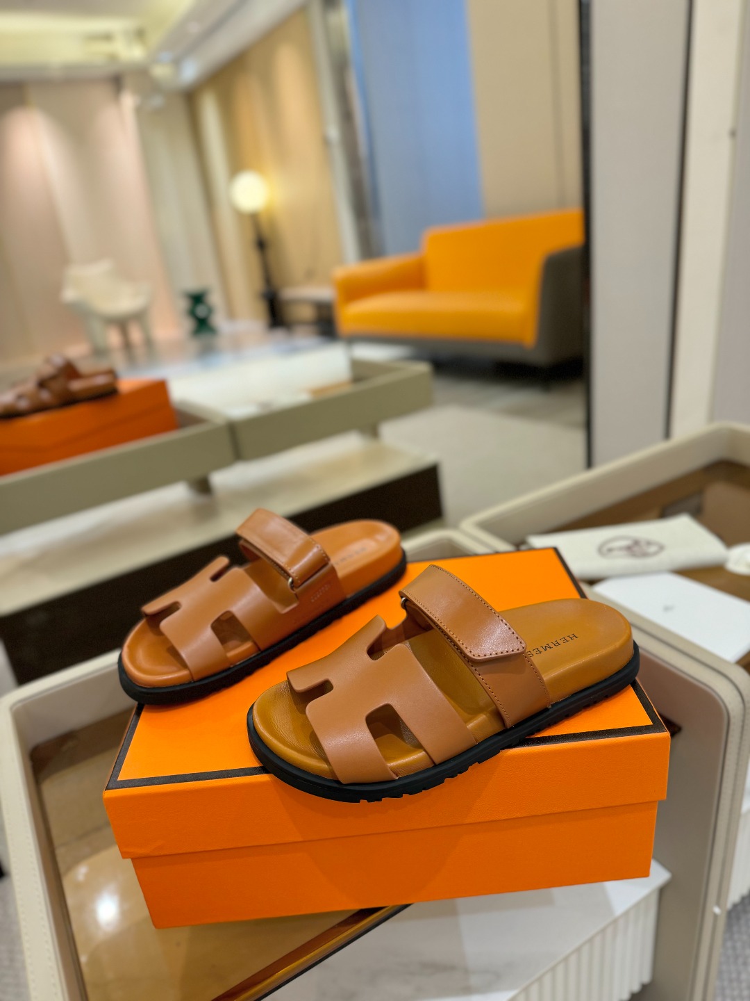 
  Hermes 
 H家chypre二舅鞋H型魔术贴平底新款凉鞋拖鞋
 ZP购入，顶级原单品质，市面