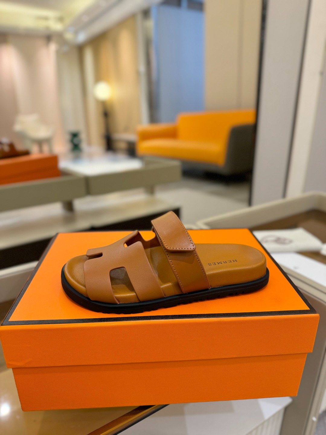
  Hermes 
 H家chypre二舅鞋H型魔术贴平底新款凉鞋拖鞋
 ZP购入，顶级原单品质，市面