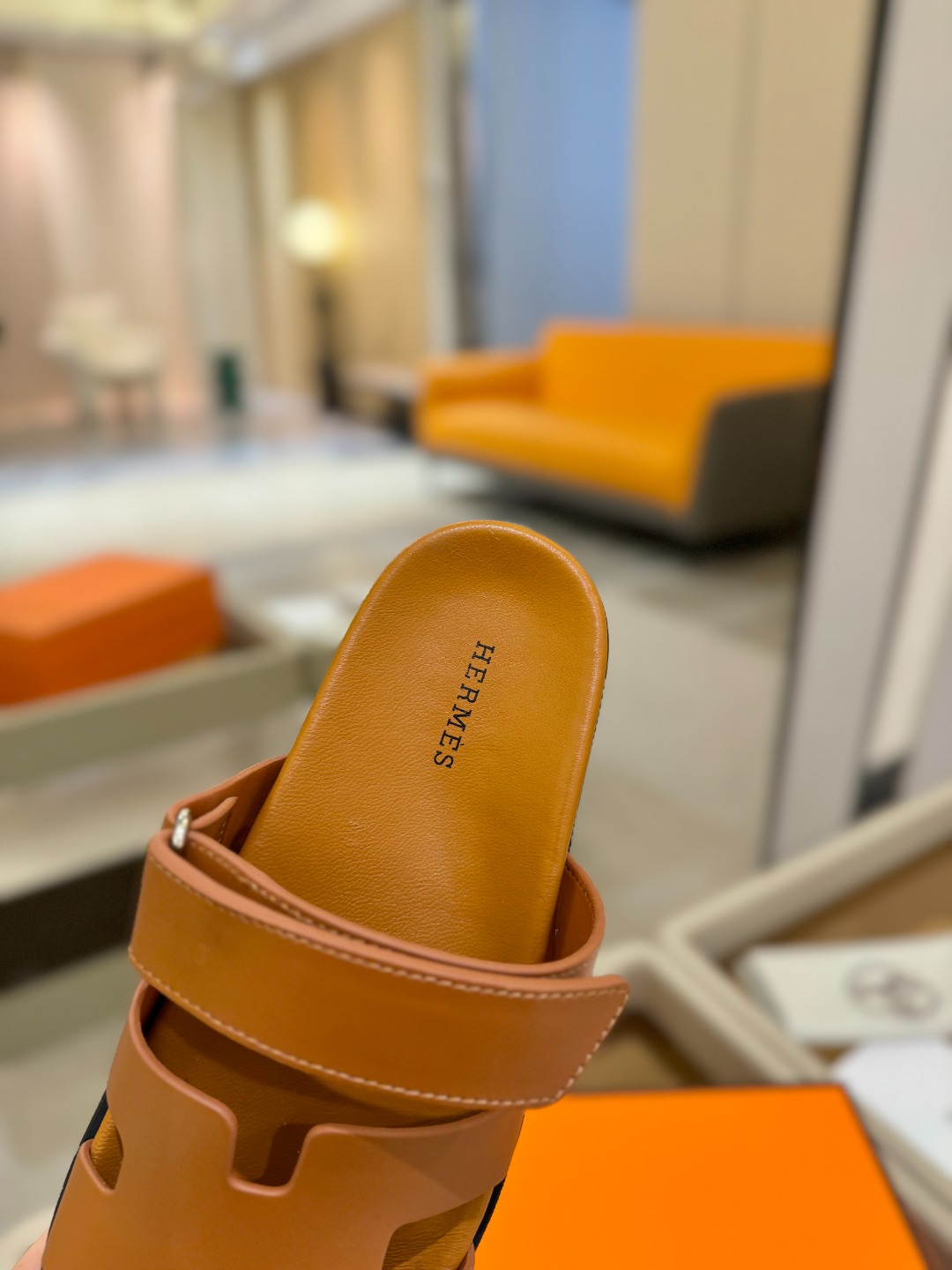 
  Hermes 
 H家chypre二舅鞋H型魔术贴平底新款凉鞋拖鞋
 ZP购入，顶级原单品质，市面