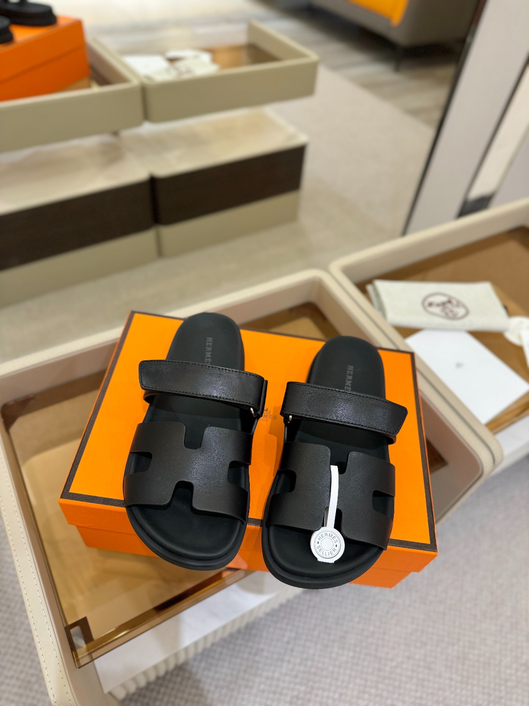 
  Hermes 
 H家chypre二舅鞋H型魔术贴平底新款凉鞋拖鞋
 ZP购入，顶级原单品质，市面