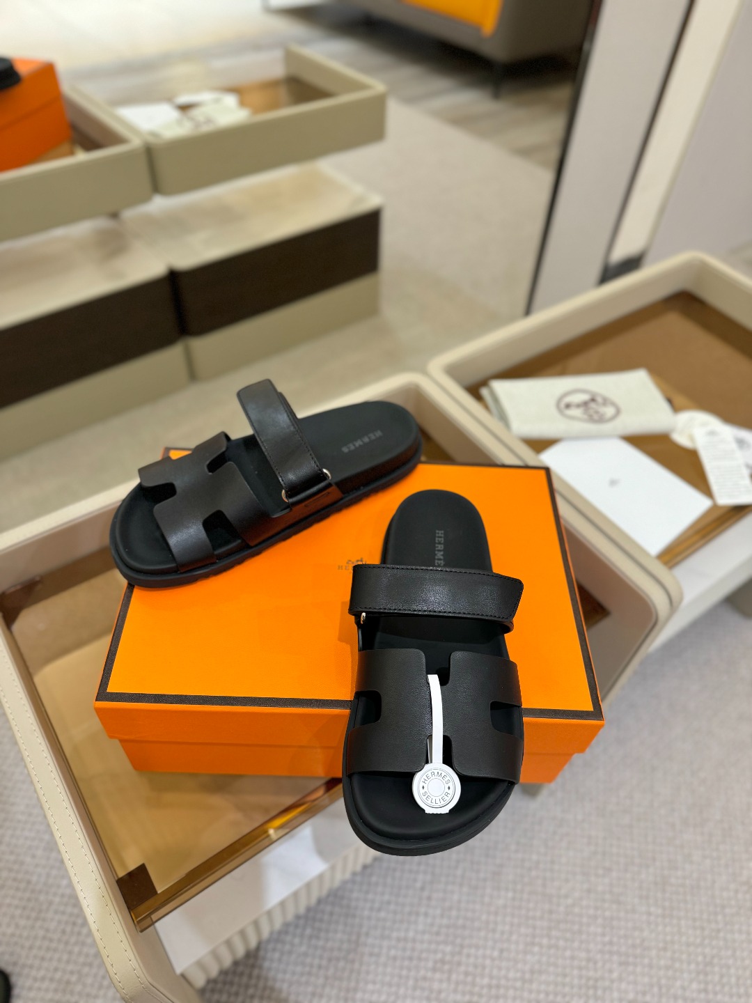 
  Hermes 
 H家chypre二舅鞋H型魔术贴平底新款凉鞋拖鞋
 ZP购入，顶级原单品质，市面