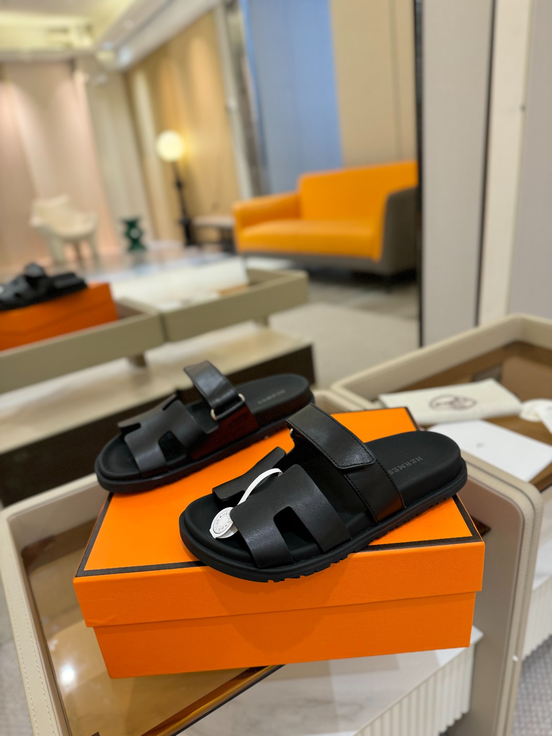 
  Hermes 
 H家chypre二舅鞋H型魔术贴平底新款凉鞋拖鞋
 ZP购入，顶级原单品质，市面