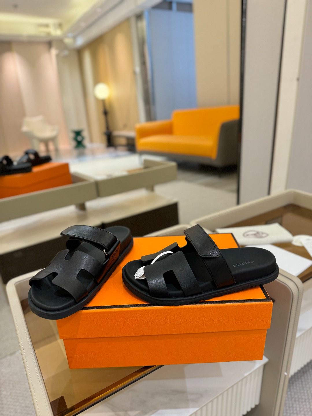 
  Hermes 
 H家chypre二舅鞋H型魔术贴平底新款凉鞋拖鞋
 ZP购入，顶级原单品质，市面