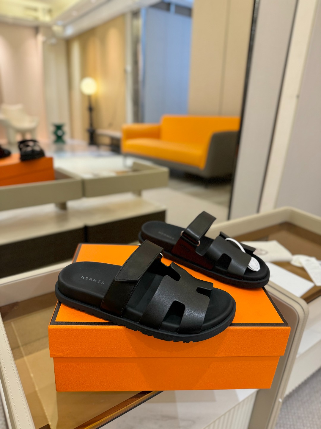 
  Hermes 
 H家chypre二舅鞋H型魔术贴平底新款凉鞋拖鞋
 ZP购入，顶级原单品质，市面