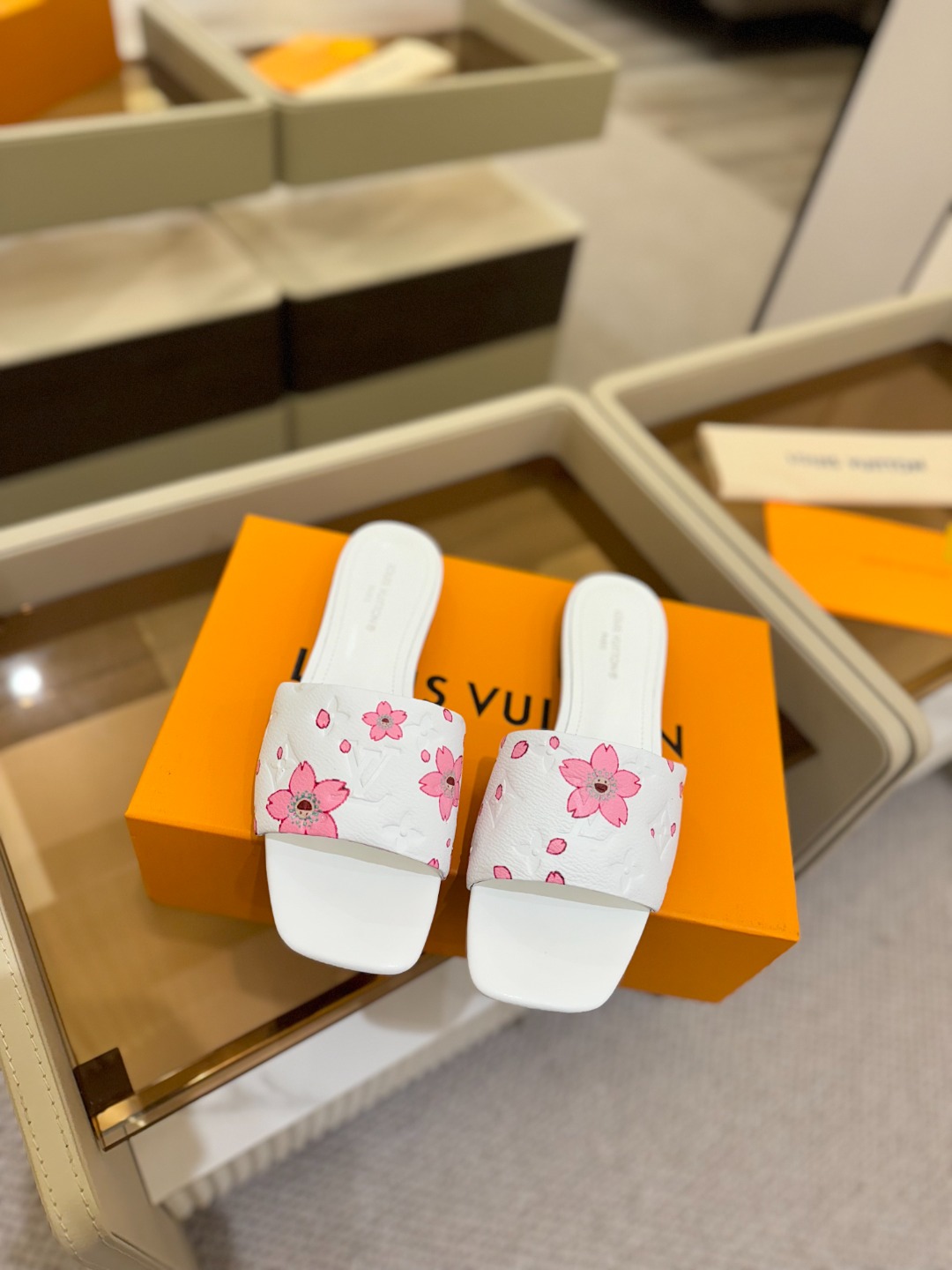 
Louis Vuitton 
2025款官网系列拖鞋！完美楦型、LV最新压花电绣纹工艺、更显优雅气质、