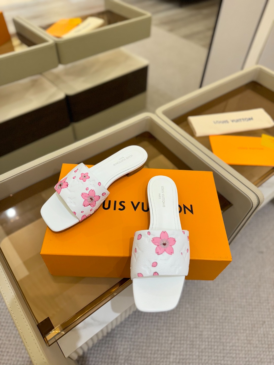 
Louis Vuitton 
2025款官网系列拖鞋！完美楦型、LV最新压花电绣纹工艺、更显优雅气质、