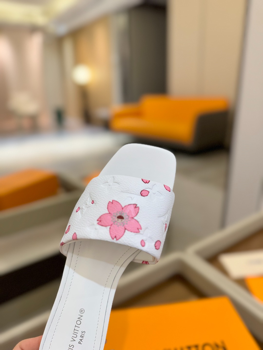 
Louis Vuitton 
2025款官网系列拖鞋！完美楦型、LV最新压花电绣纹工艺、更显优雅气质、