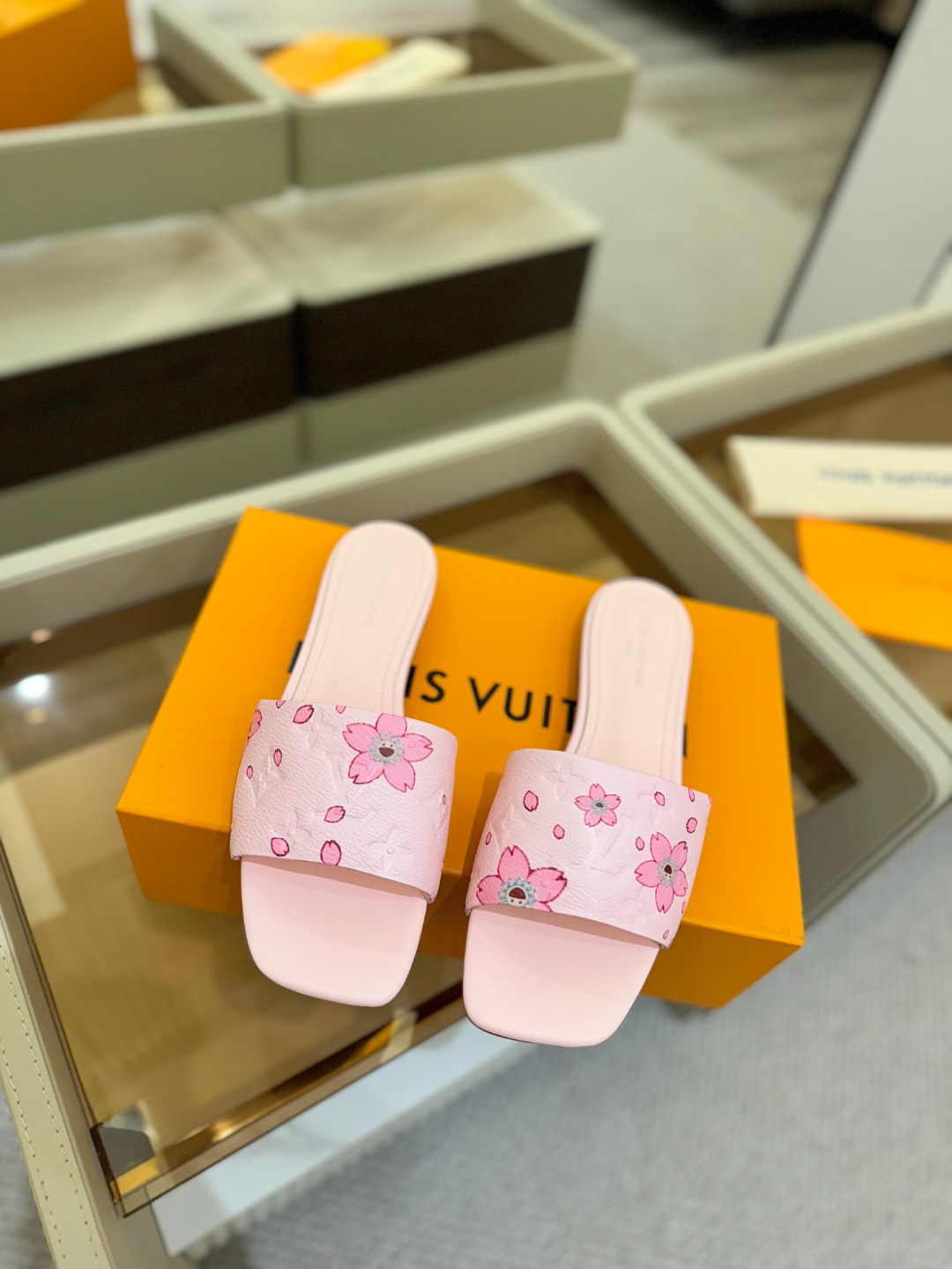 
Louis Vuitton 
2025款官网系列拖鞋！完美楦型、LV最新压花电绣纹工艺、更显优雅气质、