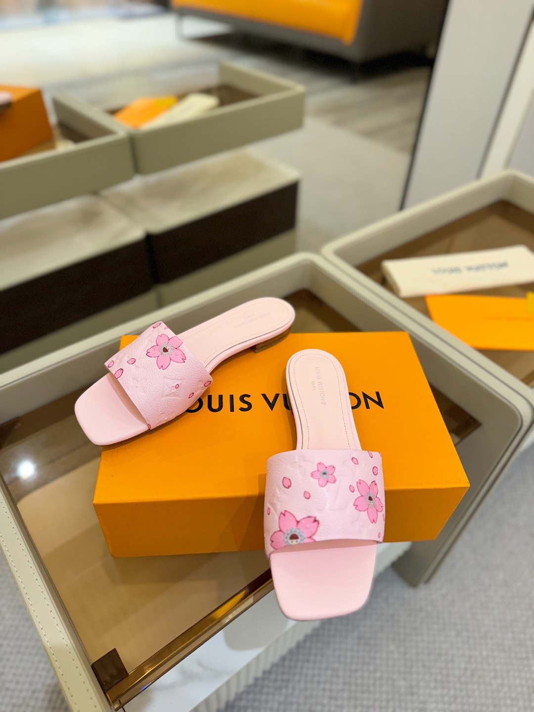 
Louis Vuitton 
2025款官网系列拖鞋！完美楦型、LV最新压花电绣纹工艺、更显优雅气质、