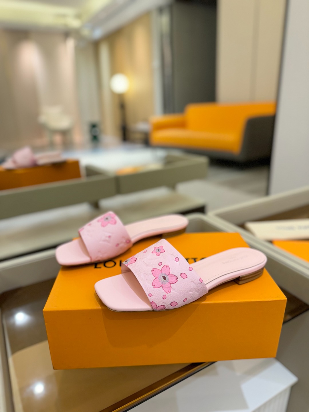 
Louis Vuitton 
2025款官网系列拖鞋！完美楦型、LV最新压花电绣纹工艺、更显优雅气质、