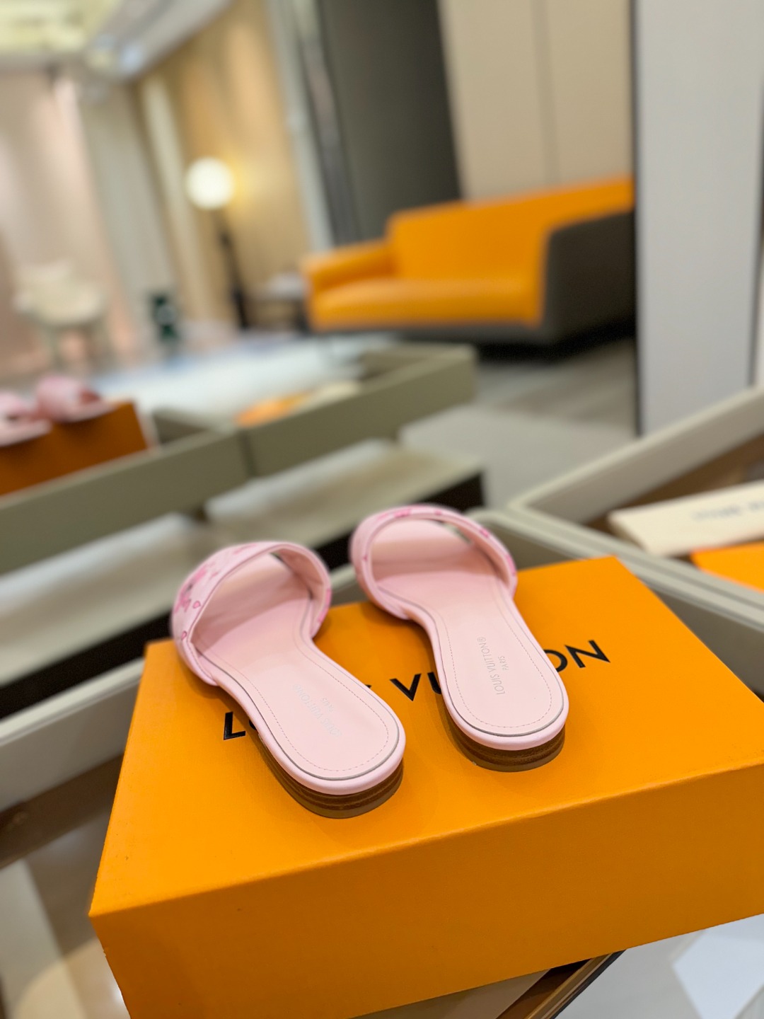 
Louis Vuitton 
2025款官网系列拖鞋！完美楦型、LV最新压花电绣纹工艺、更显优雅气质、
