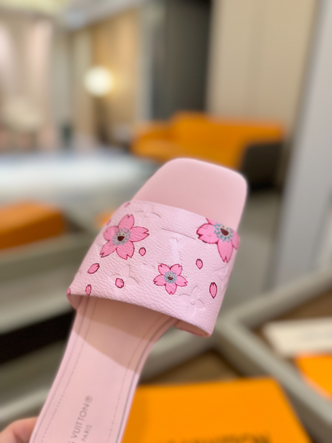 
Louis Vuitton 
2025款官网系列拖鞋！完美楦型、LV最新压花电绣纹工艺、更显优雅气质、