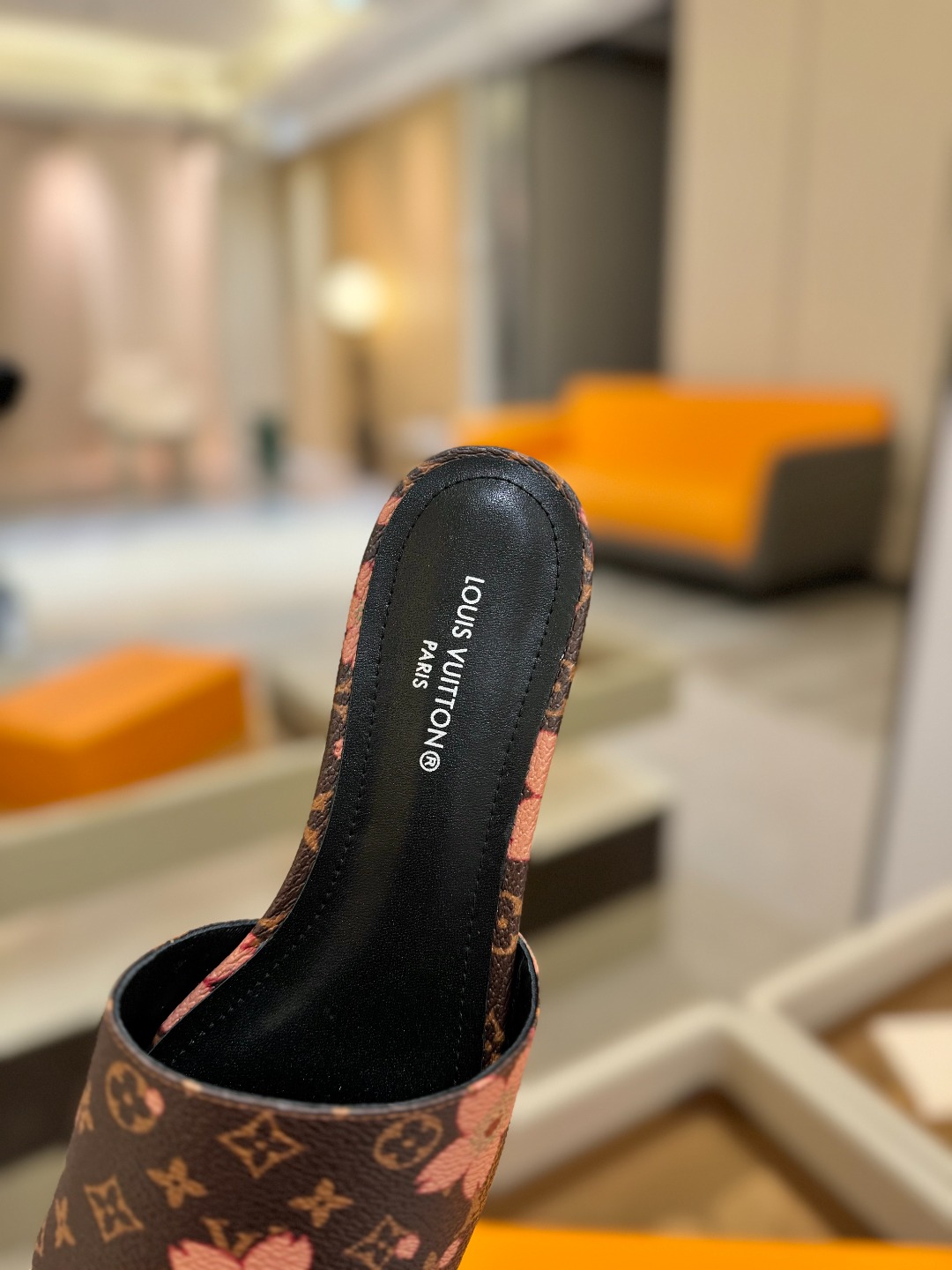 
Louis Vuitton 
2025款官网系列拖鞋！完美楦型、LV最新压花电绣纹工艺、更显优雅气质、