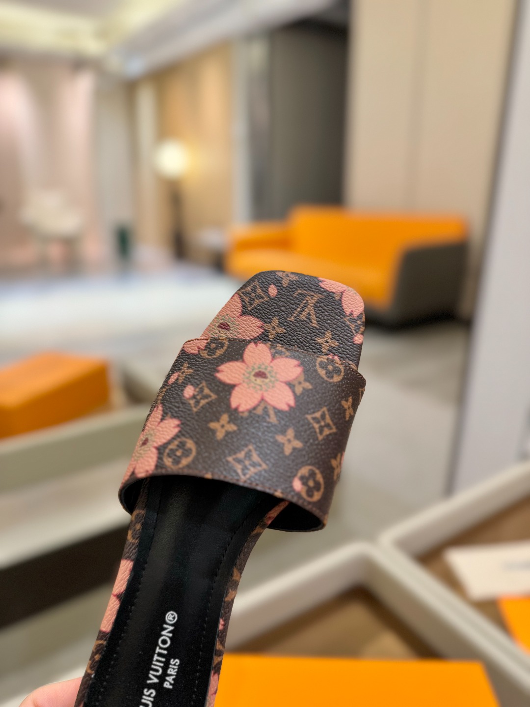 
Louis Vuitton 
2025款官网系列拖鞋！完美楦型、LV最新压花电绣纹工艺、更显优雅气质、