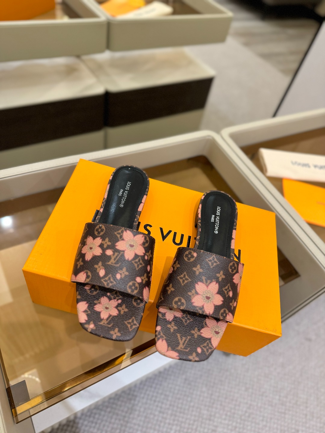
Louis Vuitton 
2025款官网系列拖鞋！完美楦型、LV最新压花电绣纹工艺、更显优雅气质、