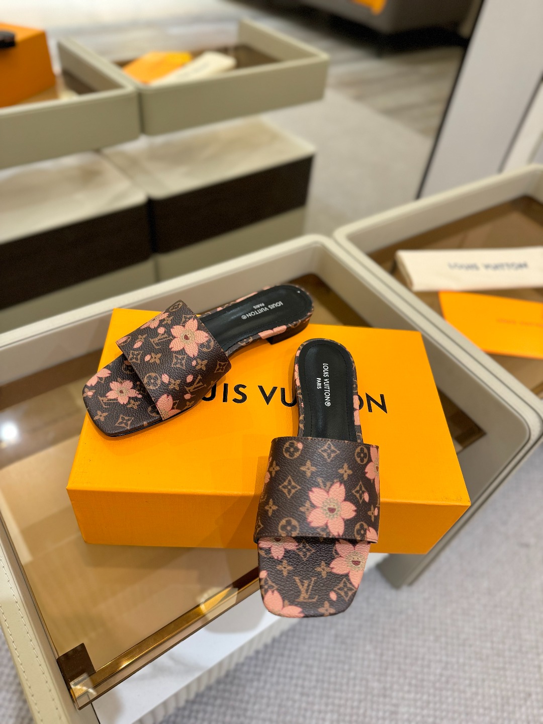 
Louis Vuitton 
2025款官网系列拖鞋！完美楦型、LV最新压花电绣纹工艺、更显优雅气质、