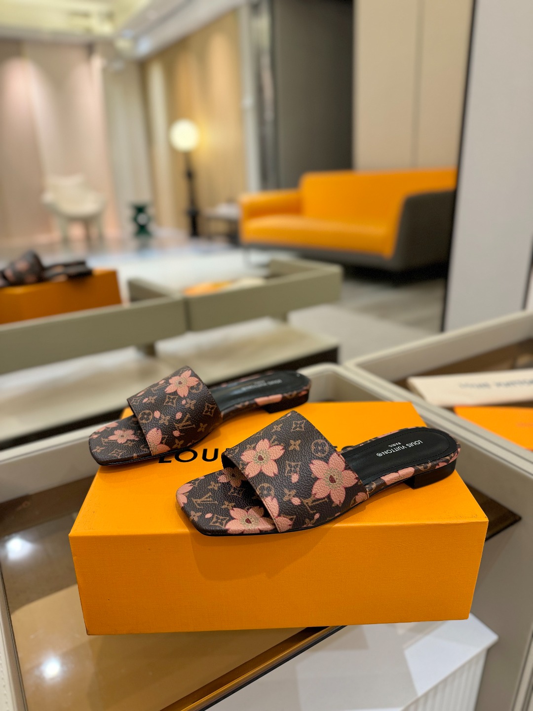 
Louis Vuitton 
2025款官网系列拖鞋！完美楦型、LV最新压花电绣纹工艺、更显优雅气质、