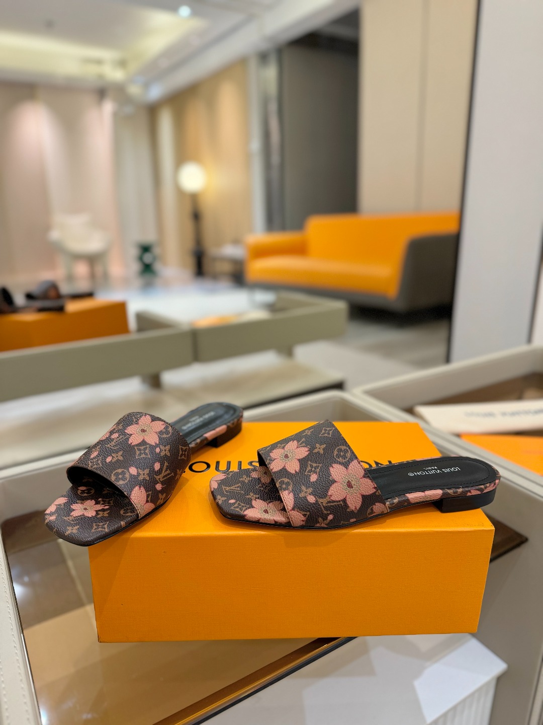 
Louis Vuitton 
2025款官网系列拖鞋！完美楦型、LV最新压花电绣纹工艺、更显优雅气质、