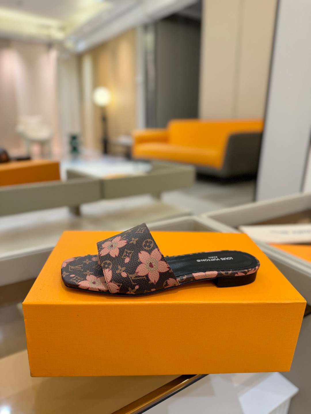
Louis Vuitton 
2025款官网系列拖鞋！完美楦型、LV最新压花电绣纹工艺、更显优雅气质、