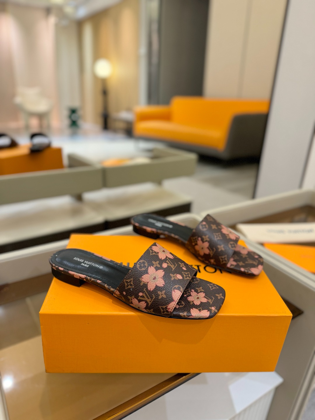 
Louis Vuitton 
2025款官网系列拖鞋！完美楦型、LV最新压花电绣纹工艺、更显优雅气质、