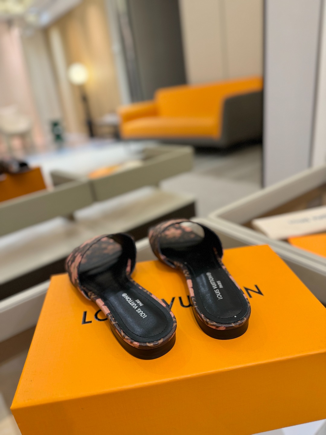 
Louis Vuitton 
2025款官网系列拖鞋！完美楦型、LV最新压花电绣纹工艺、更显优雅气质、