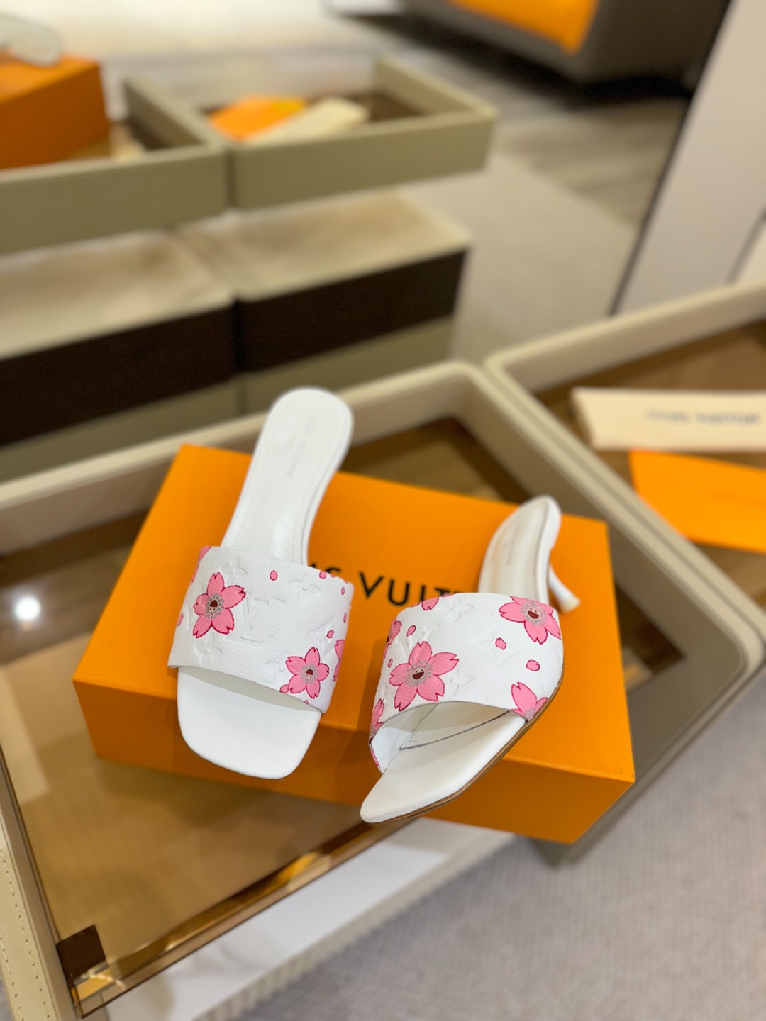 
Louis Vuitton
 2025款官网系列！完美楦型、LV最新压花电绣纹工艺、更显优雅气质、上脚