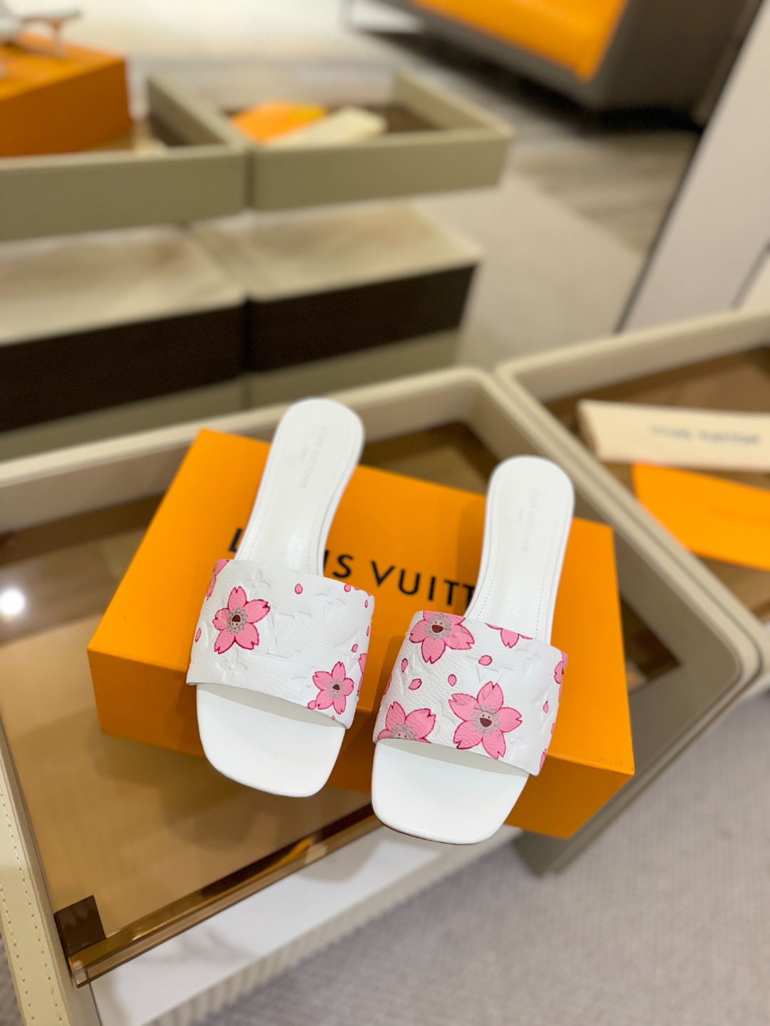 
Louis Vuitton
 2025款官网系列！完美楦型、LV最新压花电绣纹工艺、更显优雅气质、上脚