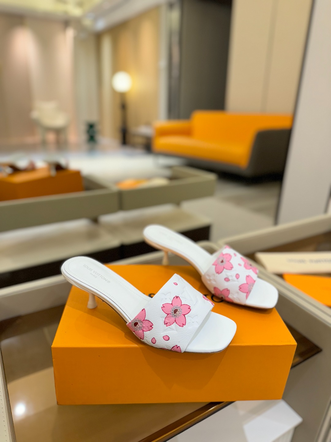 
Louis Vuitton
 2025款官网系列！完美楦型、LV最新压花电绣纹工艺、更显优雅气质、上脚