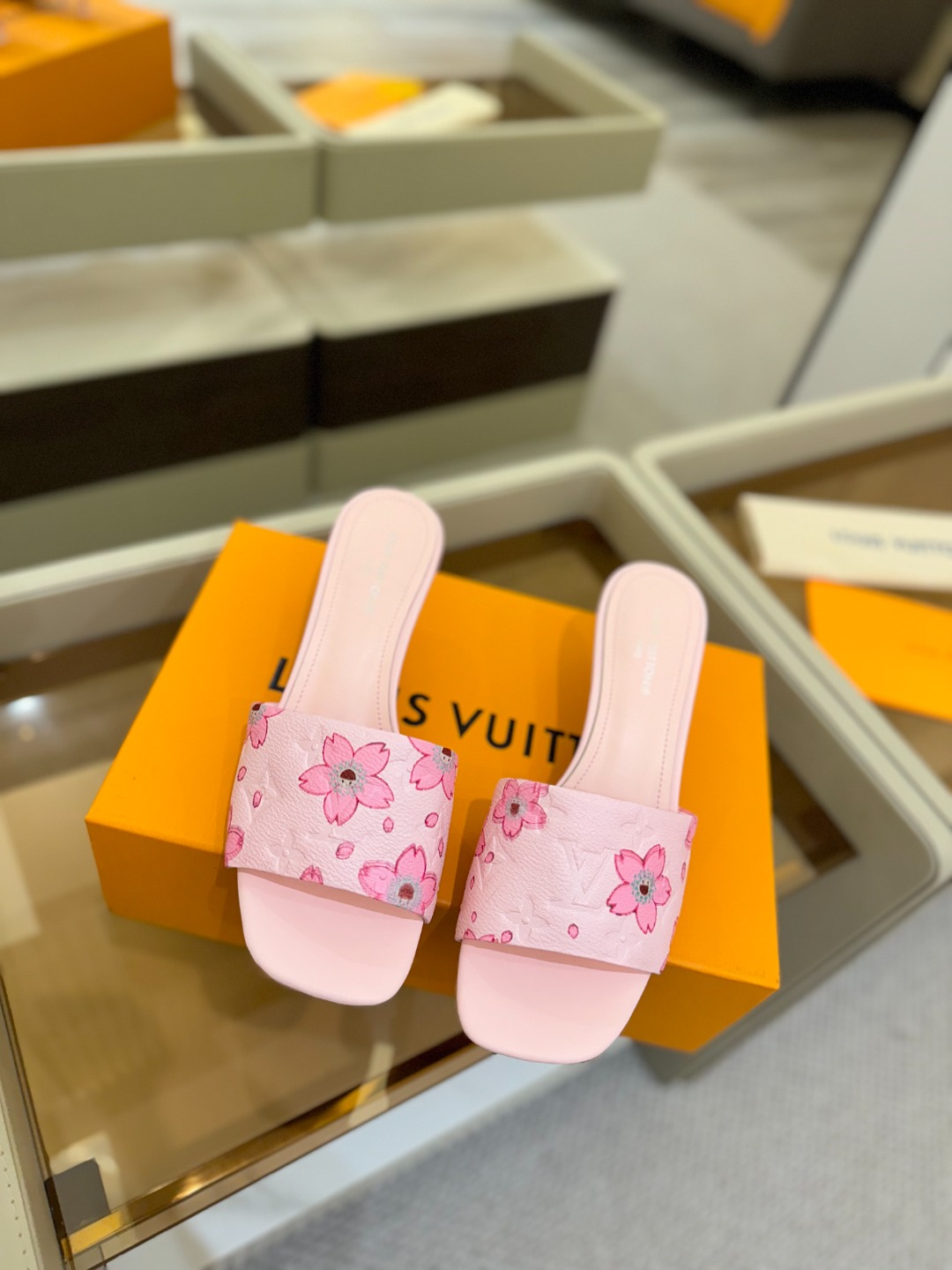
Louis Vuitton
 2025款官网系列！完美楦型、LV最新压花电绣纹工艺、更显优雅气质、上脚