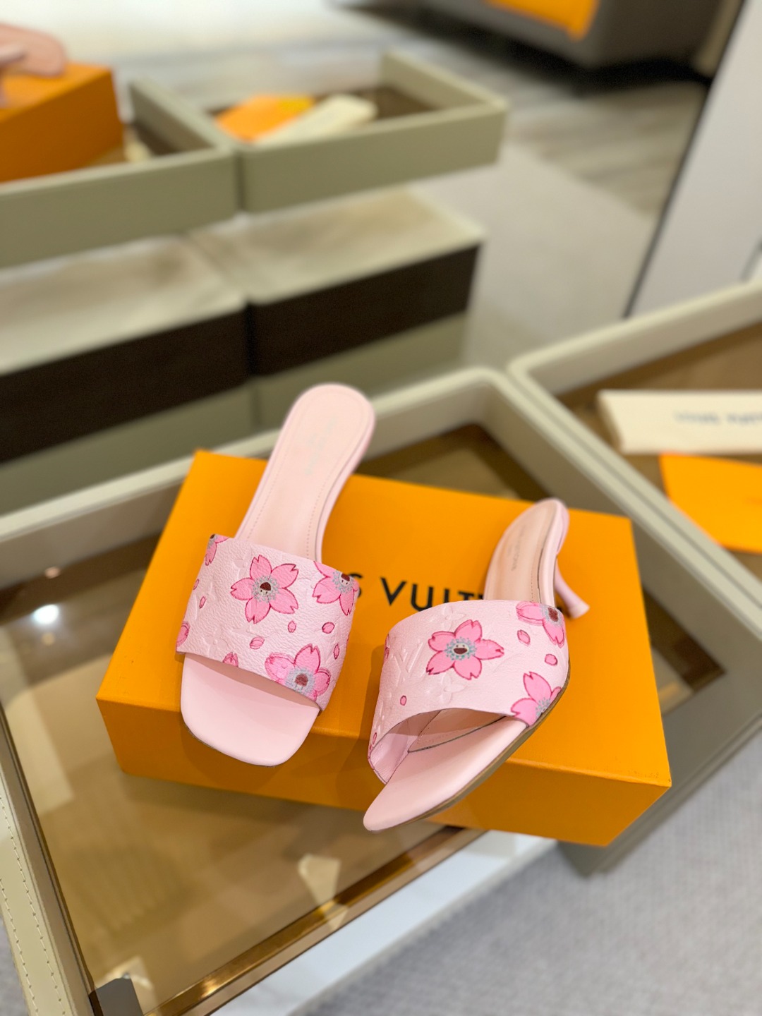 
Louis Vuitton
 2025款官网系列！完美楦型、LV最新压花电绣纹工艺、更显优雅气质、上脚