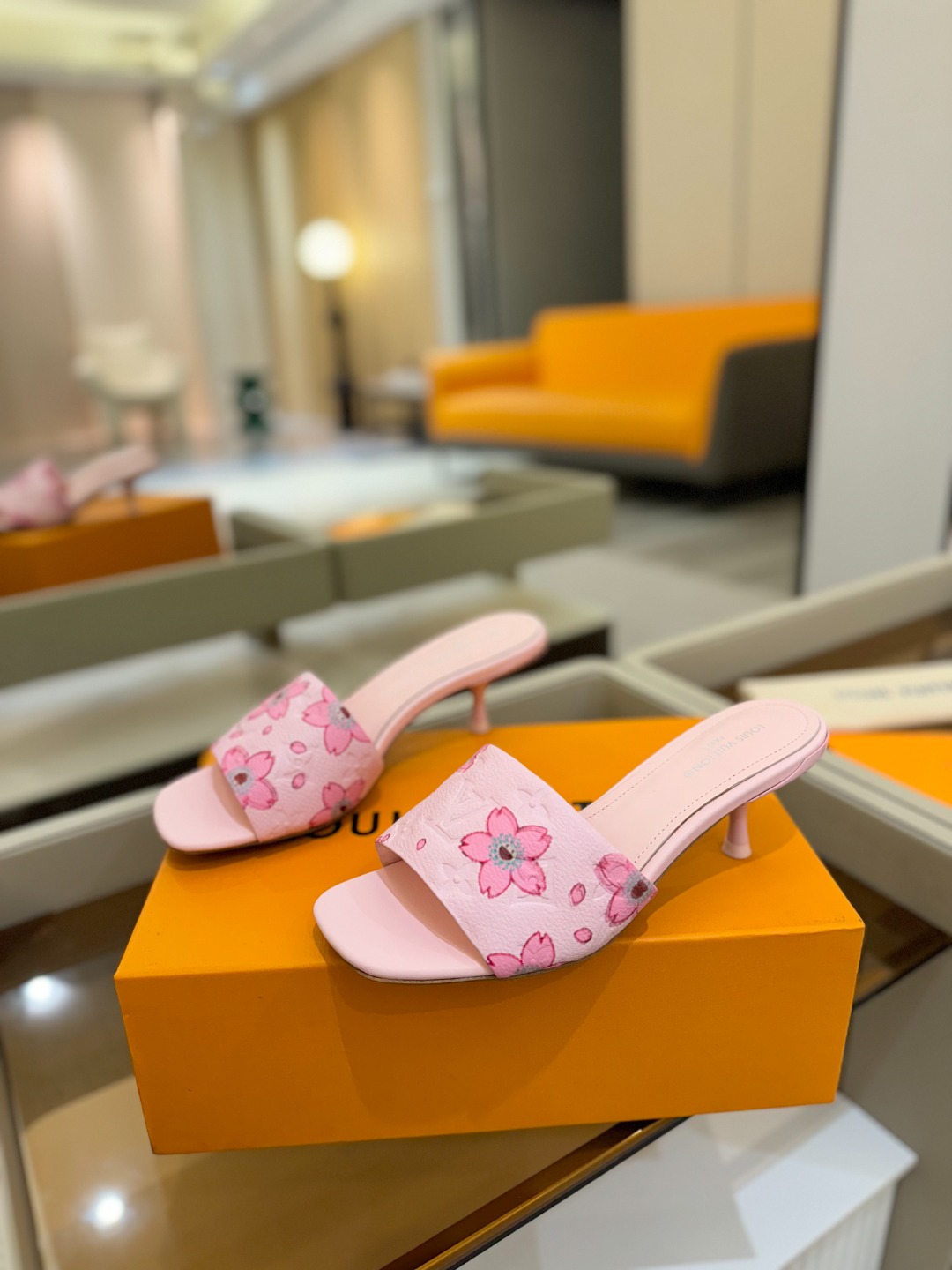 
Louis Vuitton
 2025款官网系列！完美楦型、LV最新压花电绣纹工艺、更显优雅气质、上脚