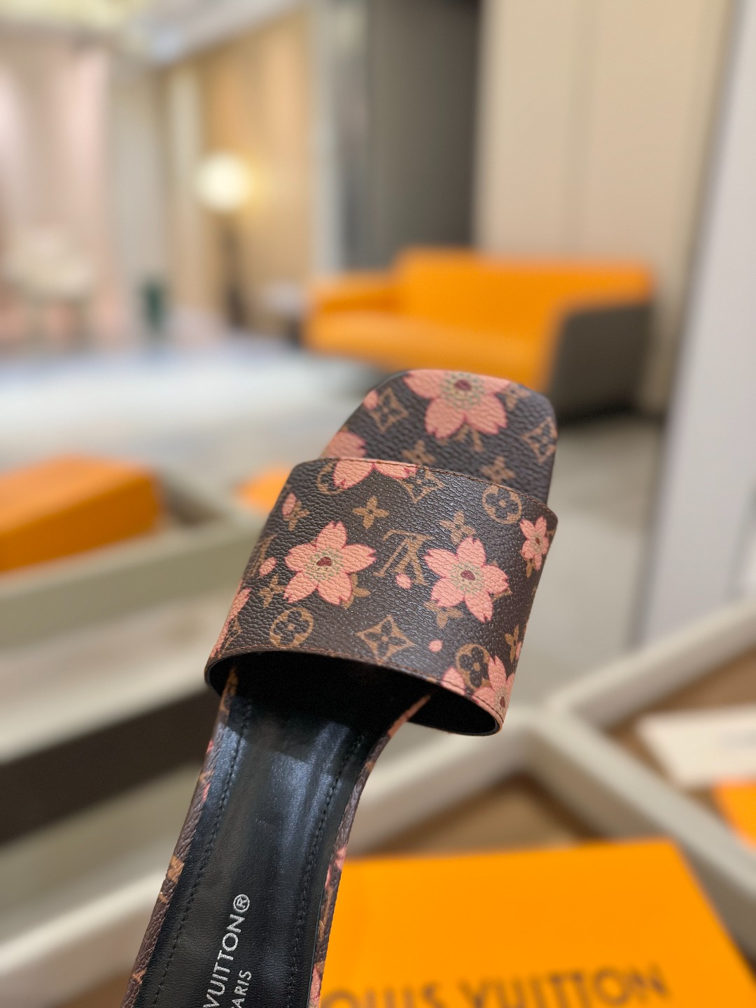 
Louis Vuitton
 2025款官网系列！完美楦型、LV最新压花电绣纹工艺、更显优雅气质、上脚