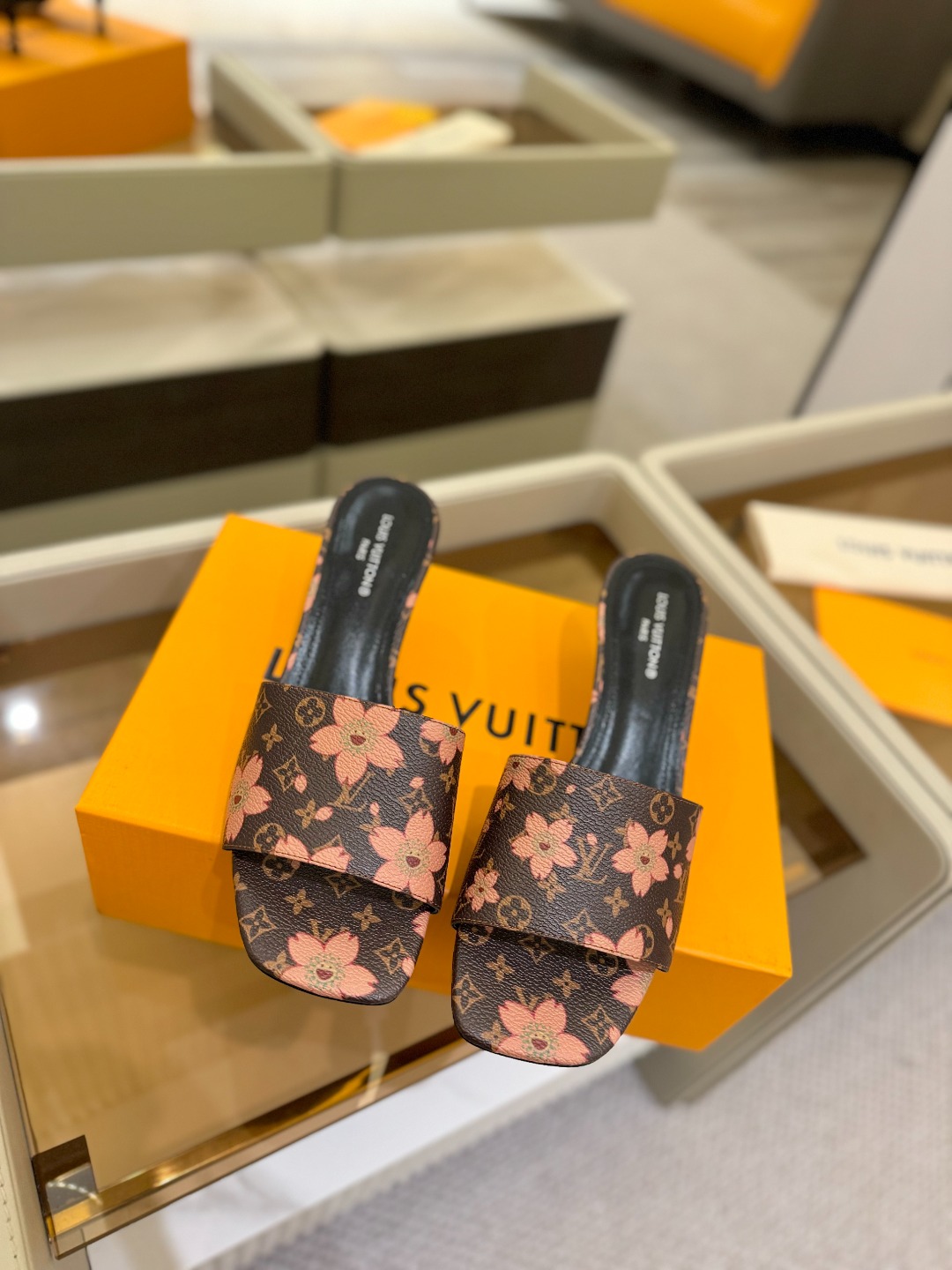 
Louis Vuitton
 2025款官网系列！完美楦型、LV最新压花电绣纹工艺、更显优雅气质、上脚