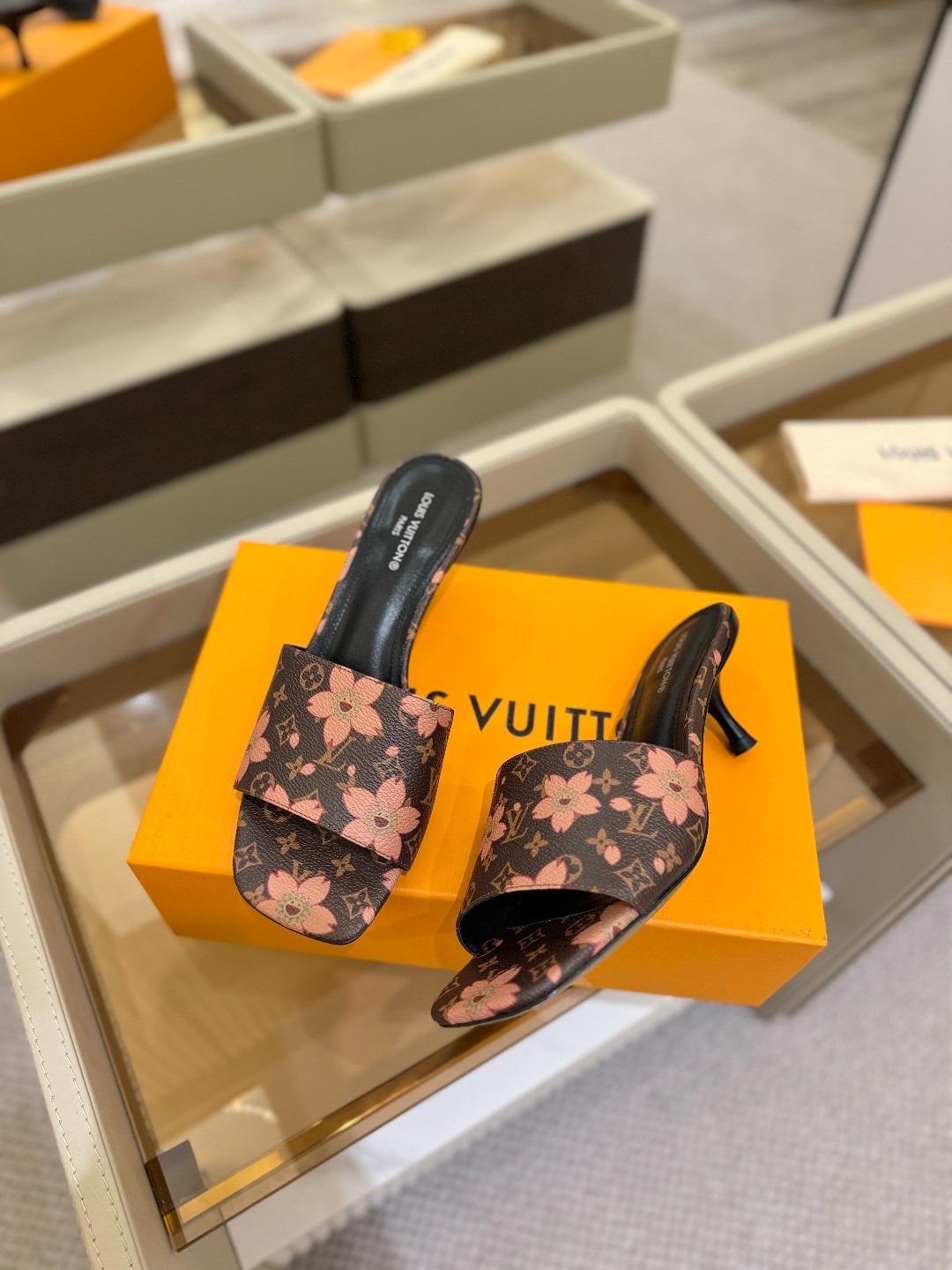 
Louis Vuitton
 2025款官网系列！完美楦型、LV最新压花电绣纹工艺、更显优雅气质、上脚