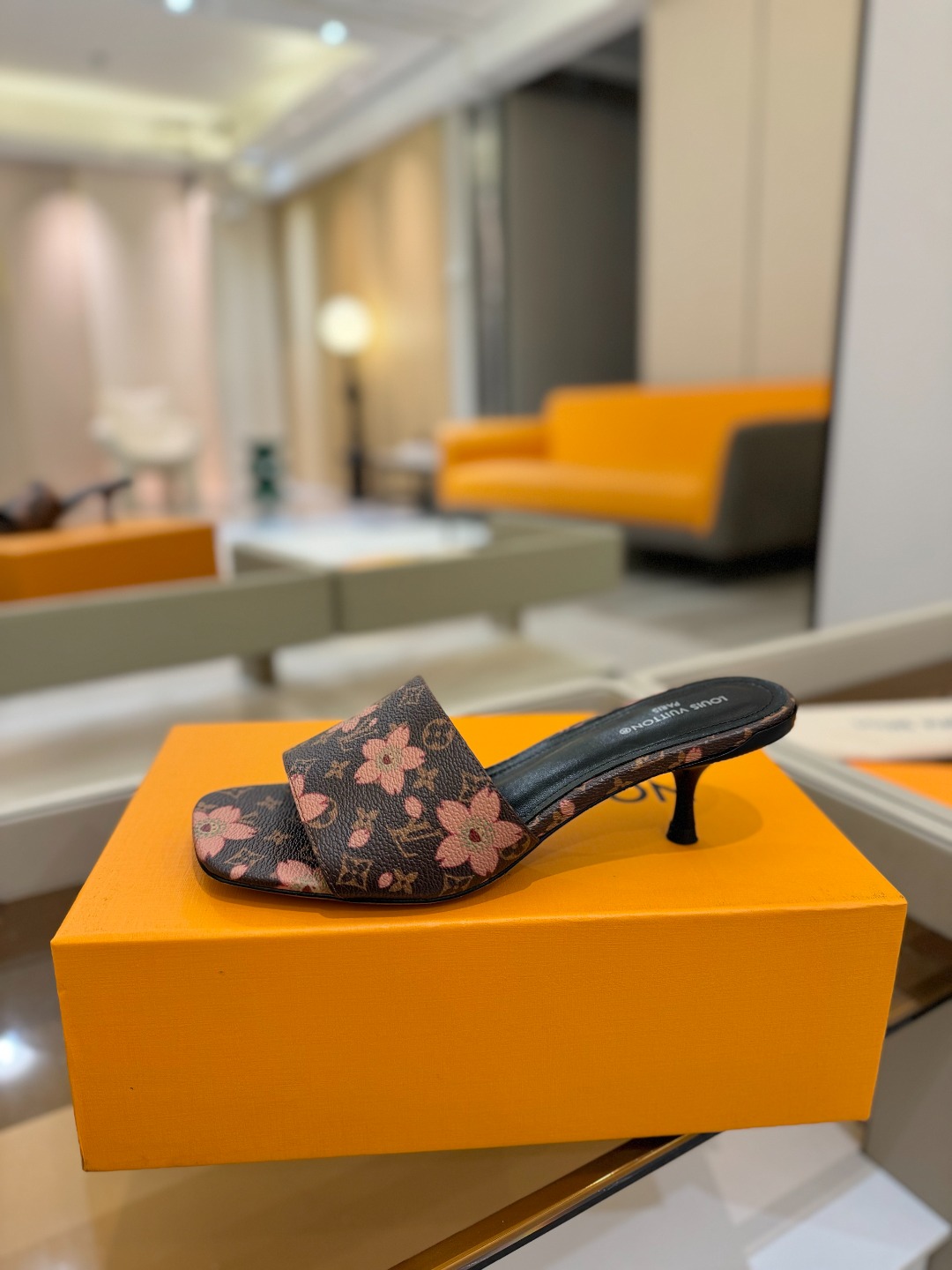 
Louis Vuitton
 2025款官网系列！完美楦型、LV最新压花电绣纹工艺、更显优雅气质、上脚
