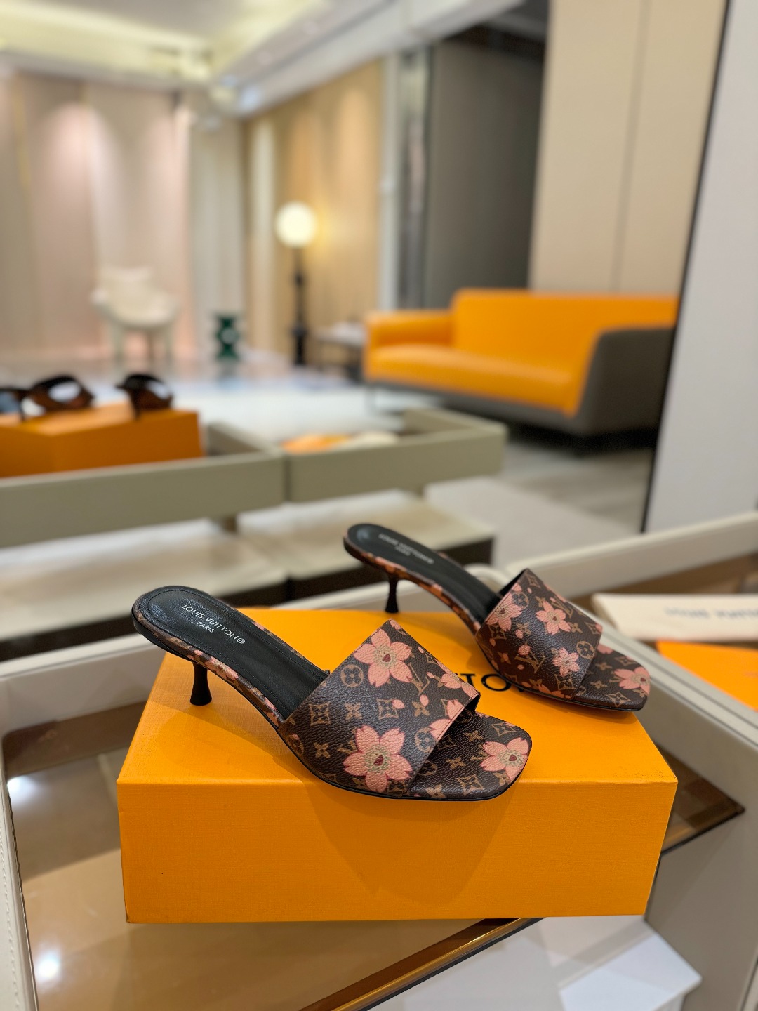 
Louis Vuitton
 2025款官网系列！完美楦型、LV最新压花电绣纹工艺、更显优雅气质、上脚