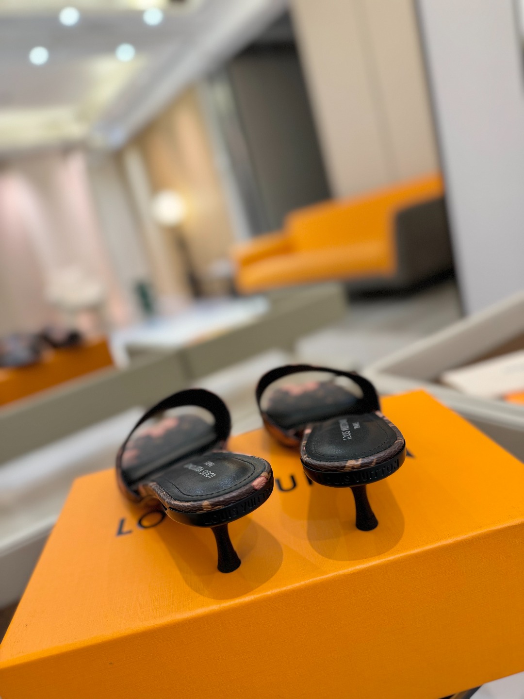 
Louis Vuitton
 2025款官网系列！完美楦型、LV最新压花电绣纹工艺、更显优雅气质、上脚