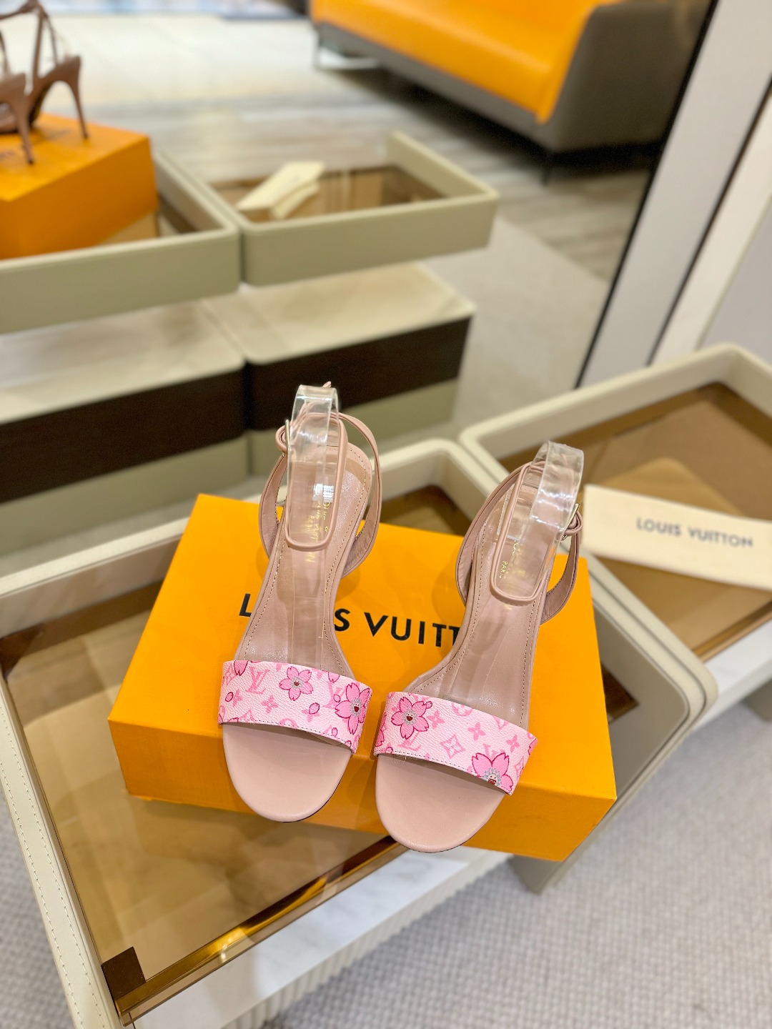 
Louis Vuitton
 2025款官网系列！完美楦型、LV最新  花纹  工艺、更显优雅气质、上