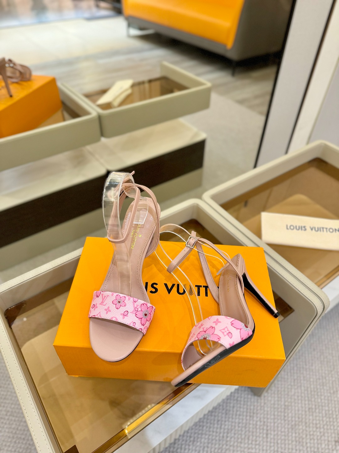 
Louis Vuitton
 2025款官网系列！完美楦型、LV最新  花纹  工艺、更显优雅气质、上