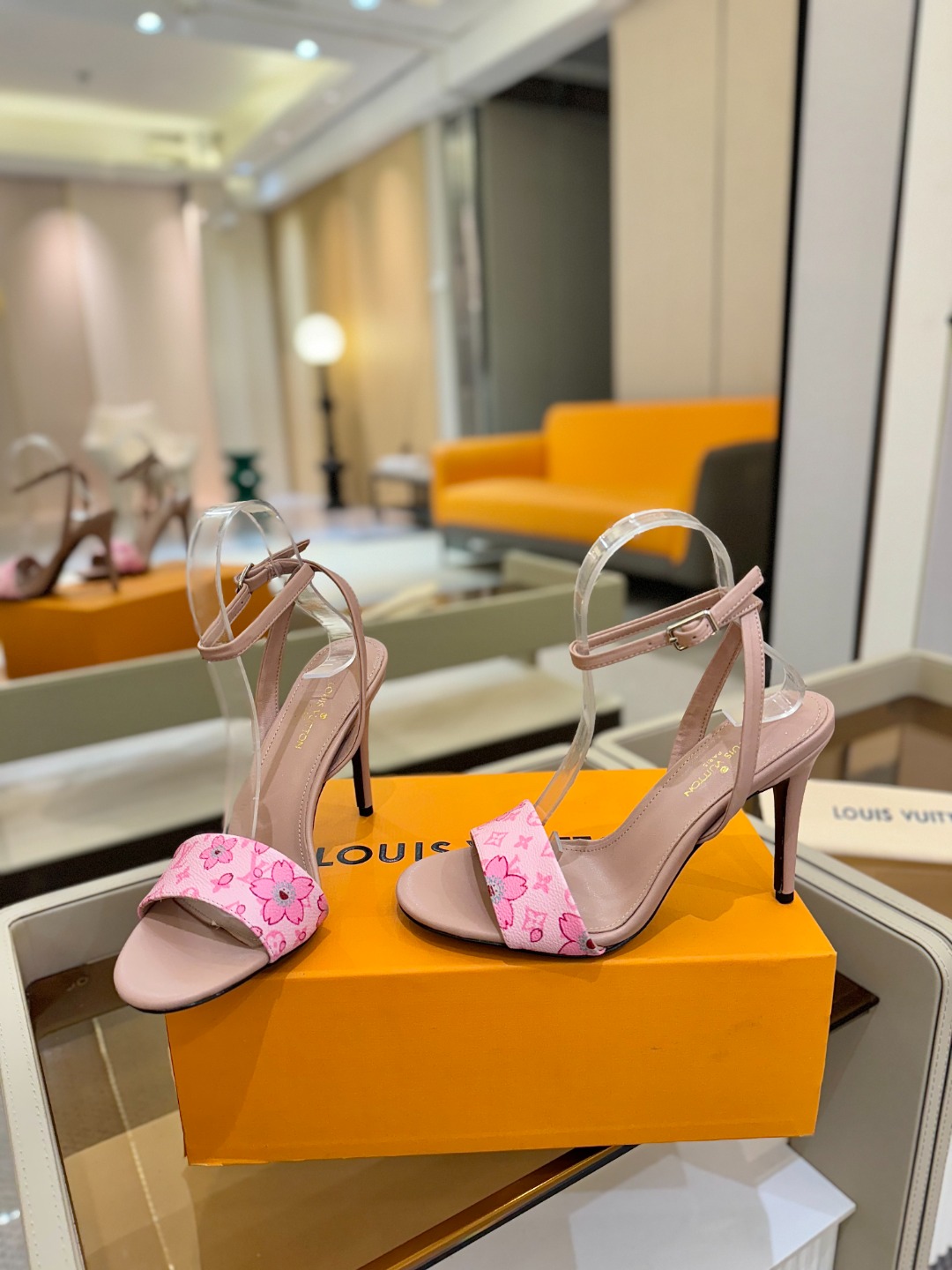 
Louis Vuitton
 2025款官网系列！完美楦型、LV最新  花纹  工艺、更显优雅气质、上