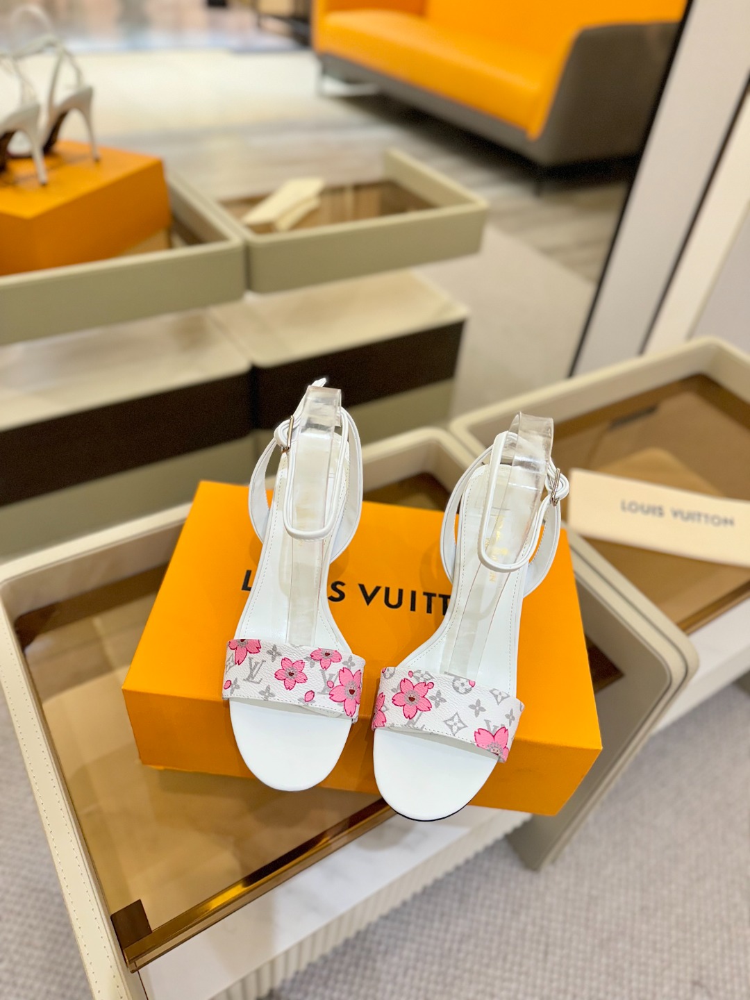 
Louis Vuitton
 2025款官网系列！完美楦型、LV最新  花纹  工艺、更显优雅气质、上
