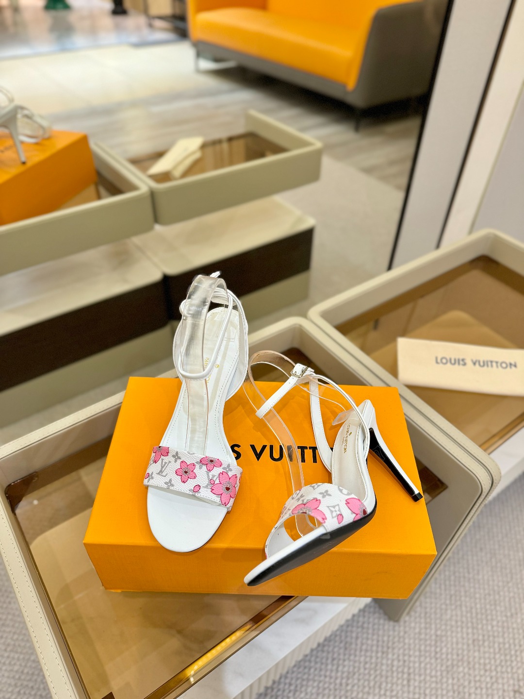 
Louis Vuitton
 2025款官网系列！完美楦型、LV最新  花纹  工艺、更显优雅气质、上
