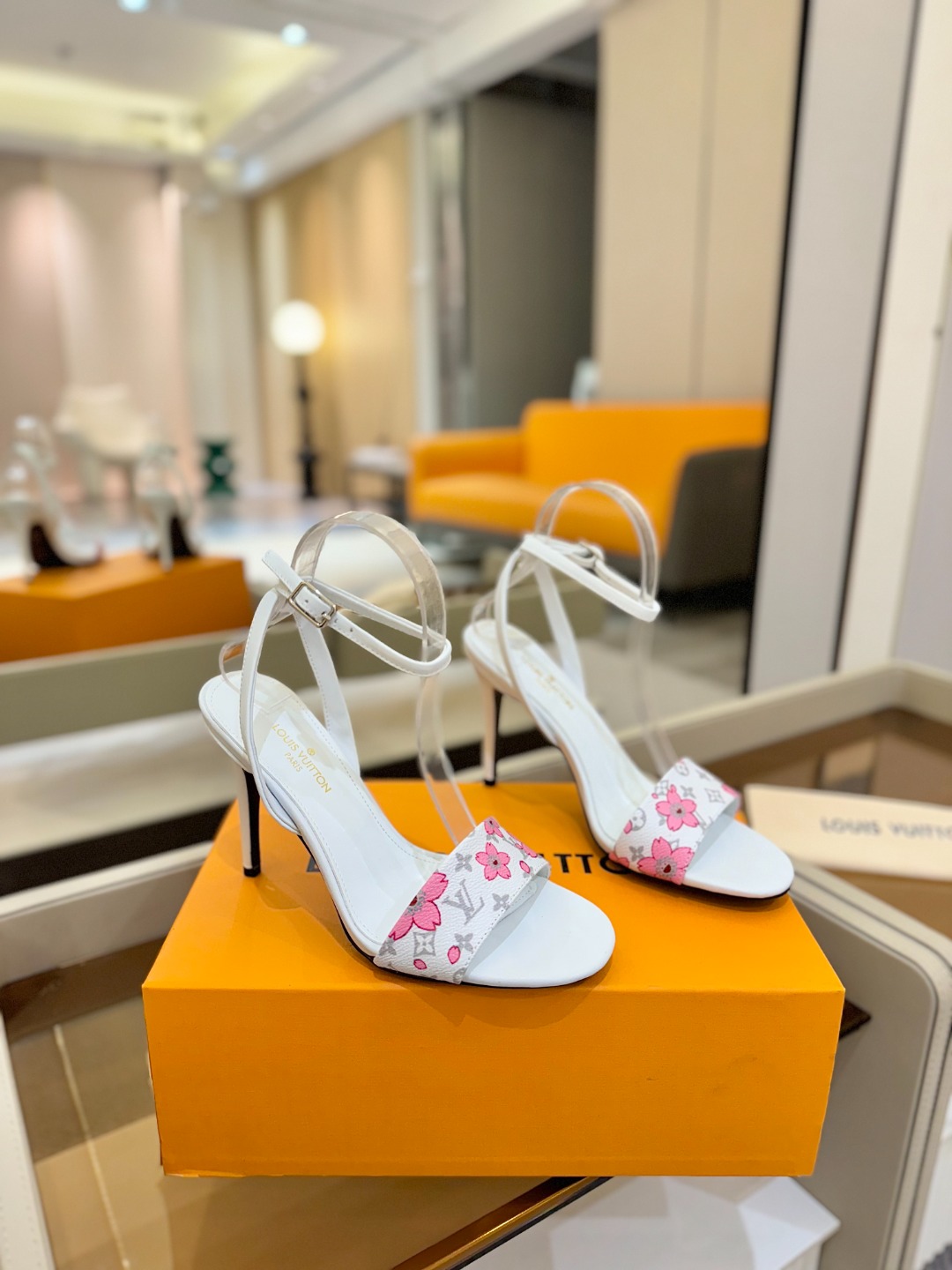 
Louis Vuitton
 2025款官网系列！完美楦型、LV最新  花纹  工艺、更显优雅气质、上