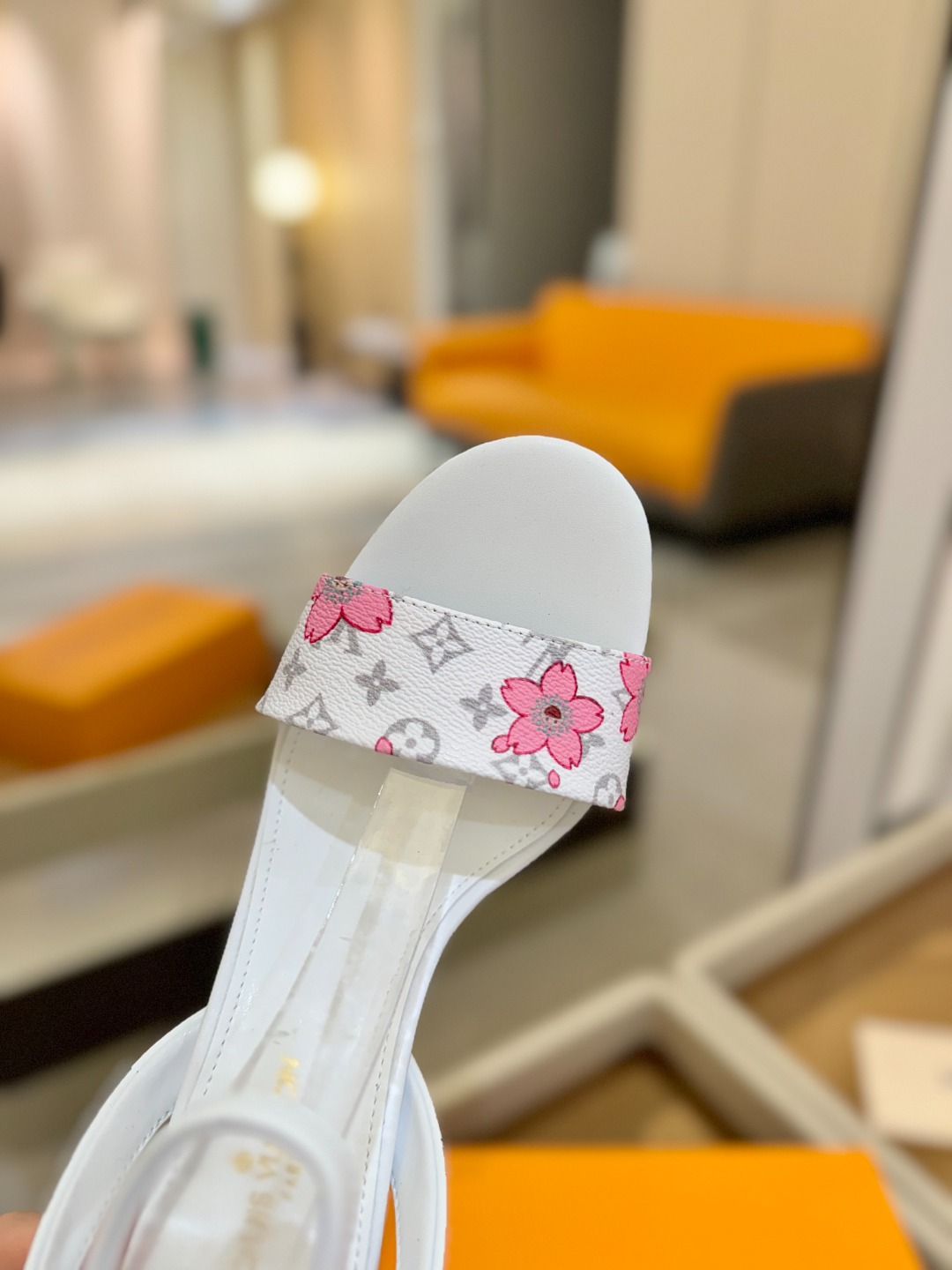 
Louis Vuitton
 2025款官网系列！完美楦型、LV最新  花纹  工艺、更显优雅气质、上