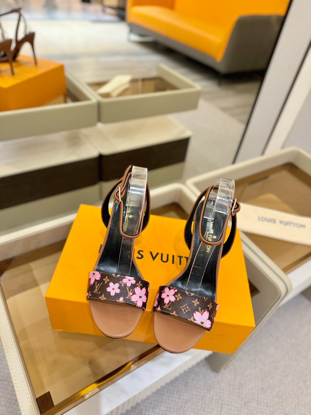 
Louis Vuitton
 2025款官网系列！完美楦型、LV最新  花纹  工艺、更显优雅气质、上