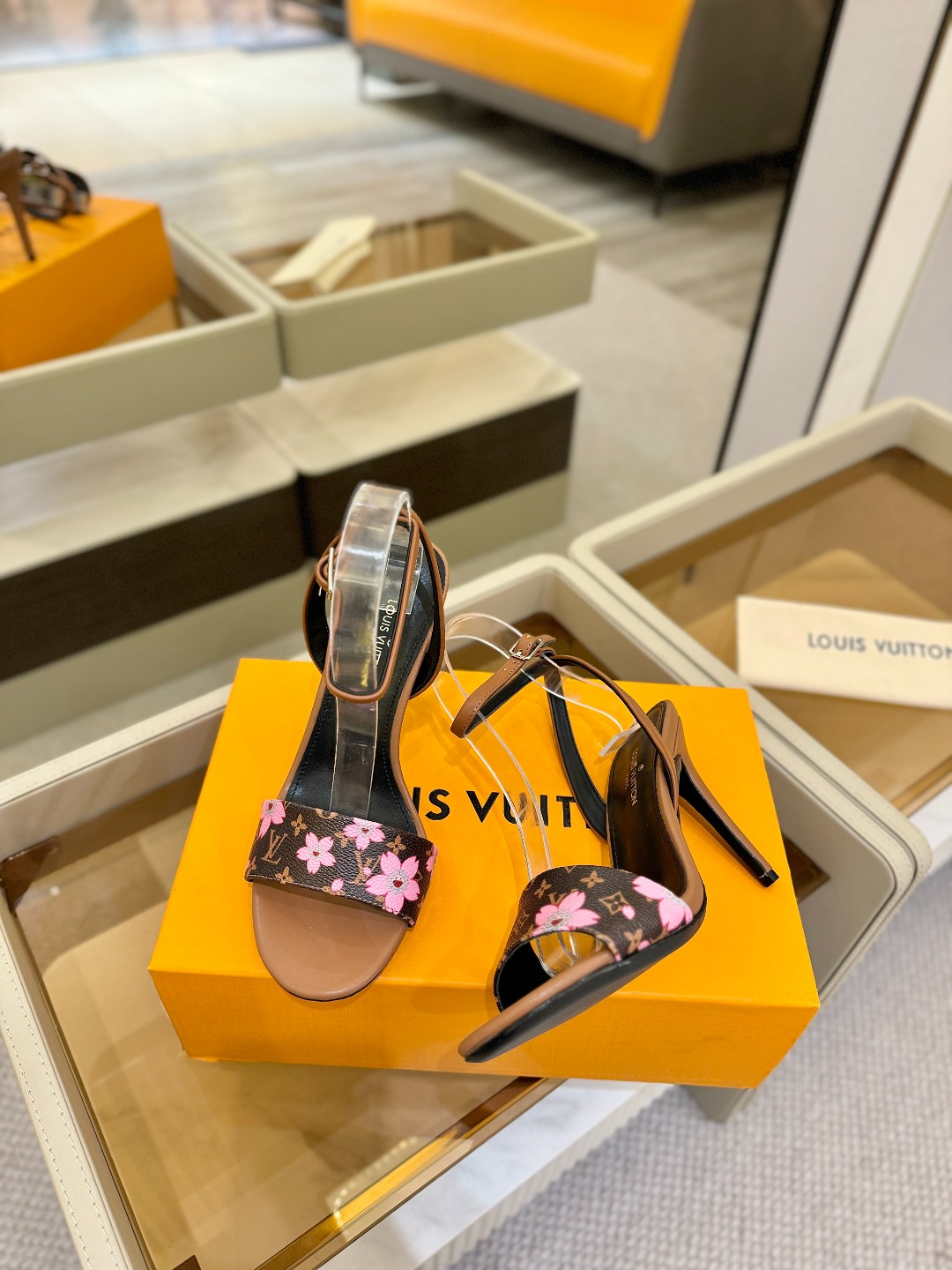 
Louis Vuitton
 2025款官网系列！完美楦型、LV最新  花纹  工艺、更显优雅气质、上