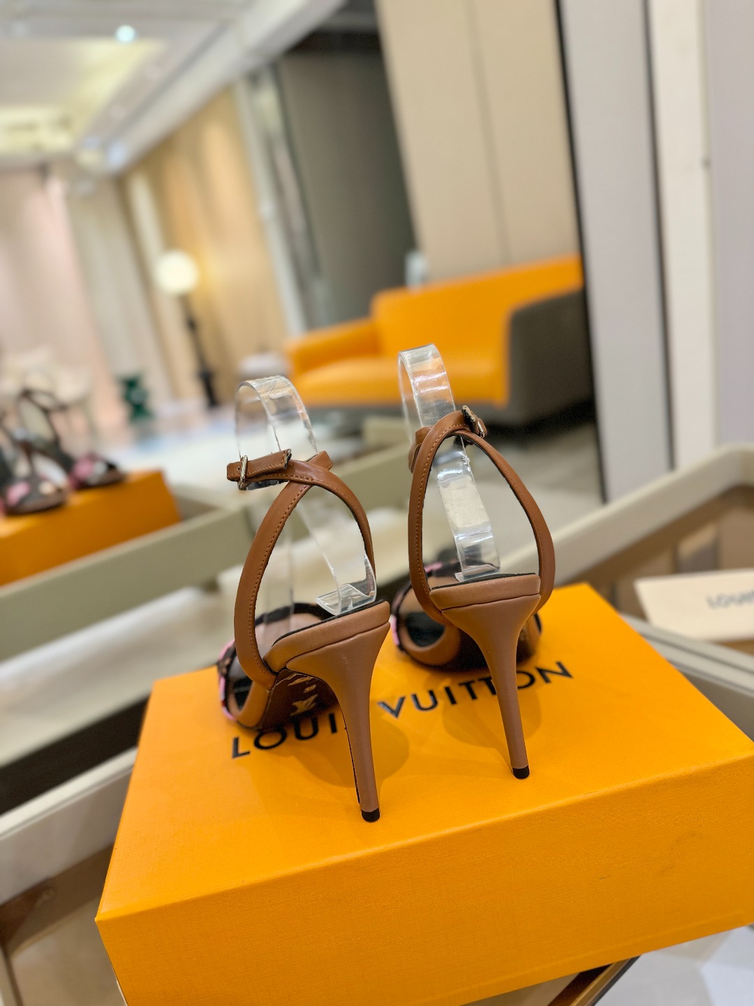 
Louis Vuitton
 2025款官网系列！完美楦型、LV最新  花纹  工艺、更显优雅气质、上